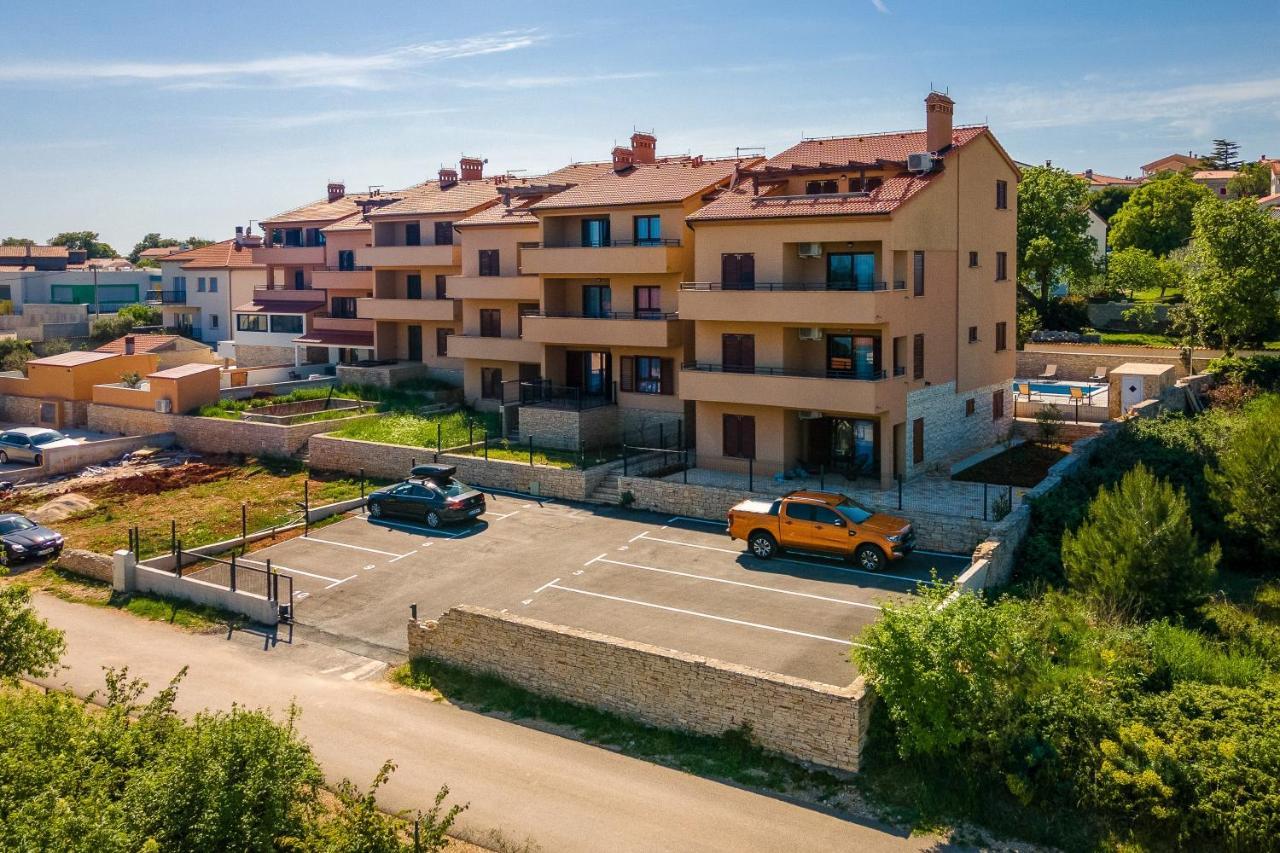 Apartments Cesare With Shared Pool Liznjan Exterior photo